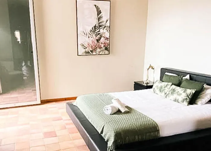 אכסניה Destination *